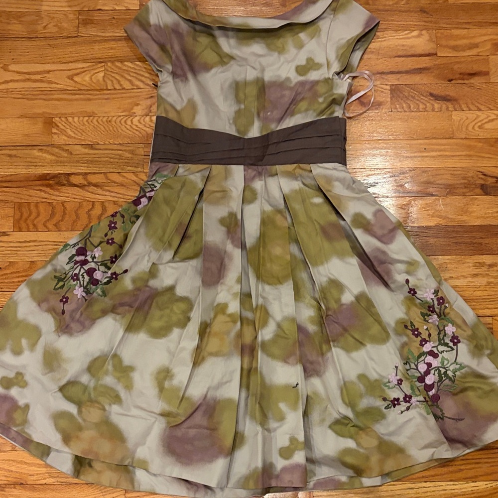 Floreat Dress with Olive and Plum Floral Design - Picture 5 of 6